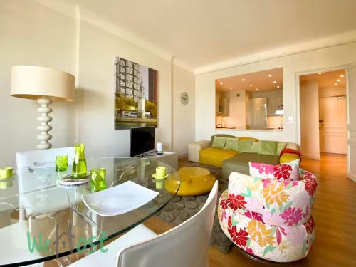 un salon avec une table en verre et un canapé dans l'établissement Régina - Pays Basque - KP - Beautiful loft with ocean view - Parking, à Biarritz