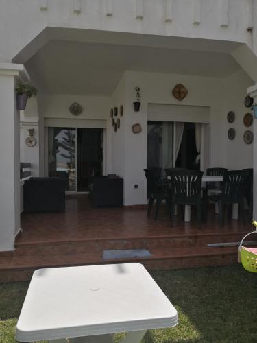 BERALMAR RESIDENCE Privée en terrasse rez-de-jardin pied dans l'eau Chez FAOUZIAにあるパティオまたは屋外エリア