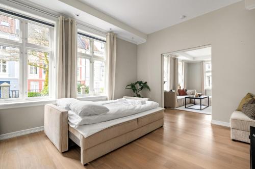 ベルゲンにあるScandinavian Luxury in Bergen's Finest Streetの白いベッドルーム(大型ベッド1台、窓付)