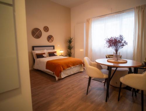 une chambre avec un lit et une table avec des chaises dans l'établissement Résidence CAZAM L'HAY LES ROSES, à Chevilly-Larue