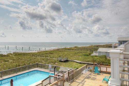 un apartamento en condominio con vistas a la playa desde el balcón en Salty Banana by Carolina Beach Realty, en Kure Beach