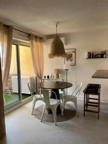 une salle à manger avec une table et des chaises dans l'établissement Au cœur de ste Max, la Terracota 4 pers avec parking, à Sainte-Maxime