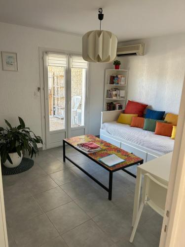 un salon avec un canapé et une table basse dans l'établissement Appartement T2 Six Fours Cap Negre,1 mn à pied de la mer, à Six-Fours-les-Plages