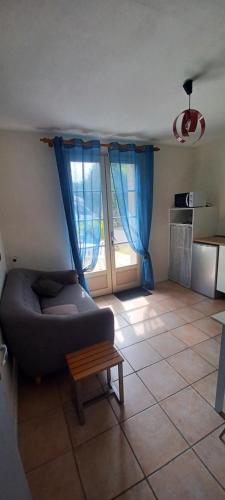 un salon avec un canapé et une table dans l'établissement Les lavandières, à La Pommeraie-sur-Sèvre