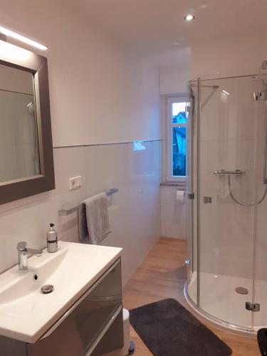 a bathroom with a shower and a sink and a mirror at Ferienwohnung Alte Post Retzen in Bad Salzuflen