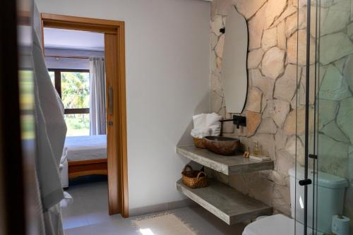 une salle de bain avec un lavabo et une douche en verre dans l'établissement Casa Mar Kaak - Conforto e Privacidade na Praia do Marceneiro - Com Serviço, à Passo de Camarajibe