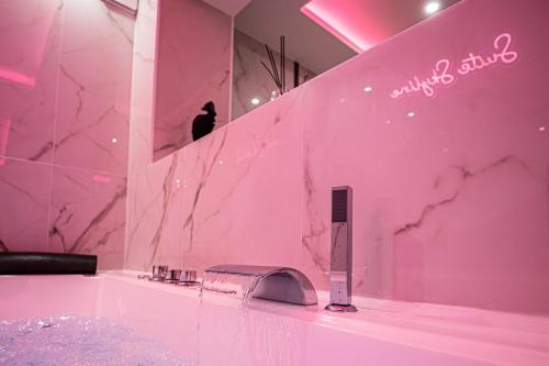 Ein Badezimmer in der Unterkunft Beautiful Skyline Suite 30 minutes from Paris!