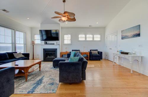 een woonkamer met een bank en een tafel bij Sandstep by Carolina Beach Realty in Carolina Beach