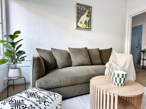 Posezení v ubytování La Pague - Near CBD - Parking - 2 Bedroom Retreat