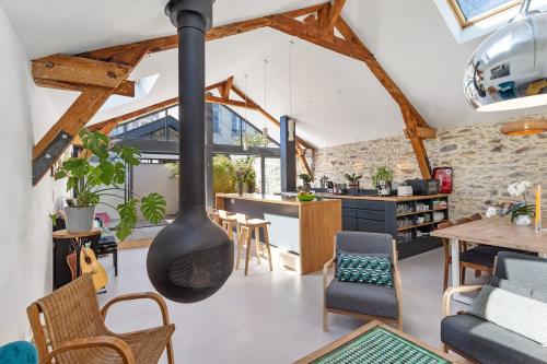 Il comprend une cuisine et un salon avec un grand poêle à bois. dans l'établissement Loft near City center, à Nantes