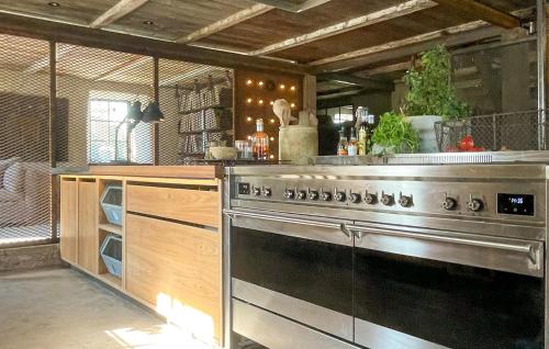 Una cocina o zona de cocina en Lovely Home In Lärbro With Wifi