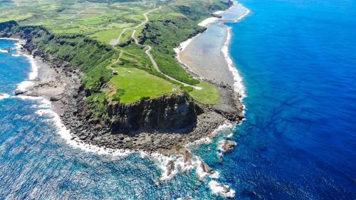 an aerial view of an island in the ocean at 与那国島ホテル むんぶステイ ナンタ浜 in Yonaguni