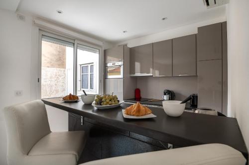 - une cuisine avec un comptoir avec des bols de nourriture dans l'établissement Superbe studio-Centre-ville-Plages et Palais, à Cannes