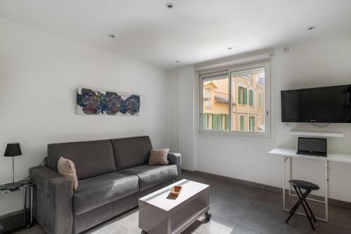 un salon avec un canapé et une télévision à écran plat dans l'établissement Superbe studio-Centre-ville-Plages et Palais, à Cannes