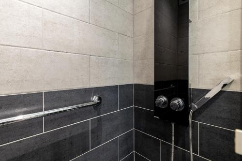 une salle de bain avec une douche avec une porte vitrée dans l'établissement Superbe studio-Centre-ville-Plages et Palais, à Cannes