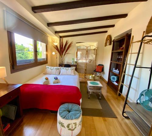 Un dormitorio con una cama grande con una manta roja. en Bungalow Aloha, Piscina Privada, Playa y Barbacoa, en Benalmádena