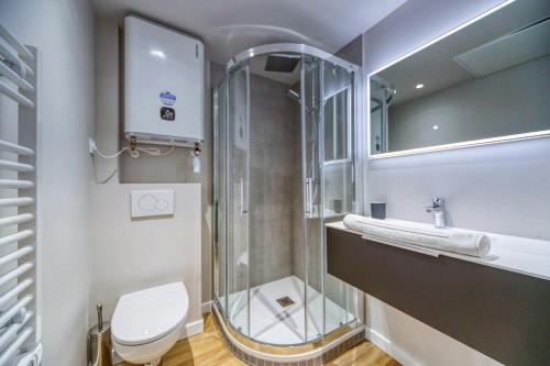 une salle de bain avec une douche, des toilettes et un lavabo dans l'établissement Le petit spacieux climatisation netflix, à Grenoble