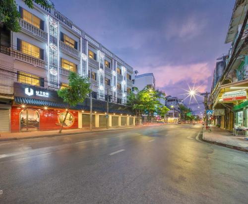 an empty street in a city at night at U TOR Yaowarat in Bangkok