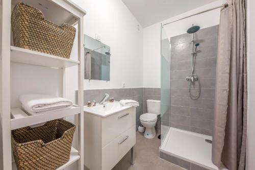 une salle de bain avec une douche, un lavabo et des toilettes dans l'établissement Le rendezvous cocooning des grenoblois, à Grenoble