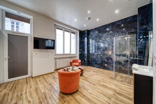 - un salon avec une douche en verre et une chaise dans l'établissement La grande estacade 1, à Grenoble