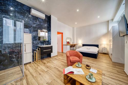 - une chambre d'hôtel avec un lit et une table dans l'établissement La grande estacade 1, à Grenoble