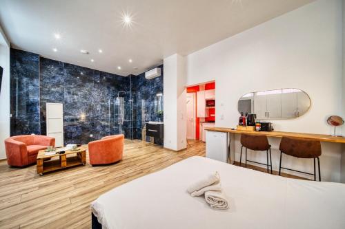 une chambre d'hôtel avec 2 lits et un bar dans l'établissement La grande estacade 1, à Grenoble