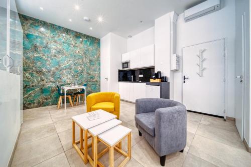 un salon avec un canapé, des chaises et une table dans l'établissement La grande estacade 2, à Grenoble