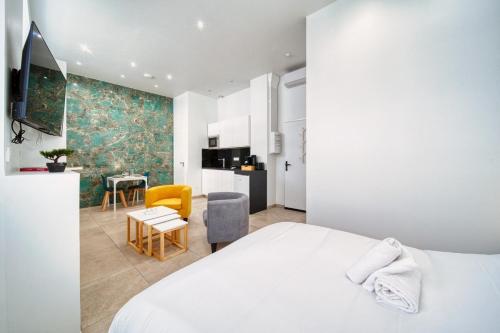 une chambre avec un lit blanc et une chaise jaune dans l'établissement La grande estacade 2, à Grenoble