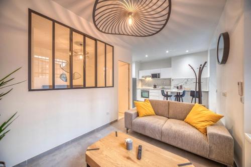 un salon avec un canapé et une table dans l'établissement Le félix 1, à Grenoble