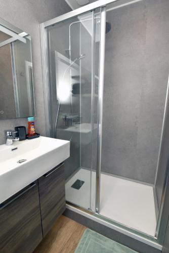 Gallery image of Le Bleu OMER - Jacuzzi & Netflix - Terrasse privée I Coeur de ville & Transports - Idéal FAMILLE - OFFRE SPÉCIALE in Saint-Omer