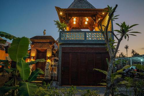 a building with a gate and a building with a roof at Bi-Bi Bliss Saba Villa in Blahbatu
