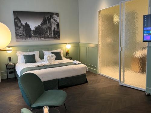 Postel nebo postele na pokoji v ubytování Amosa Liège City Centre Hotel