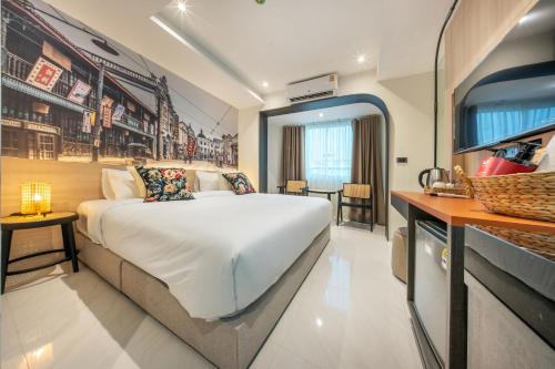 a bedroom with a large bed in a room at U TOR Yaowarat in Bangkok