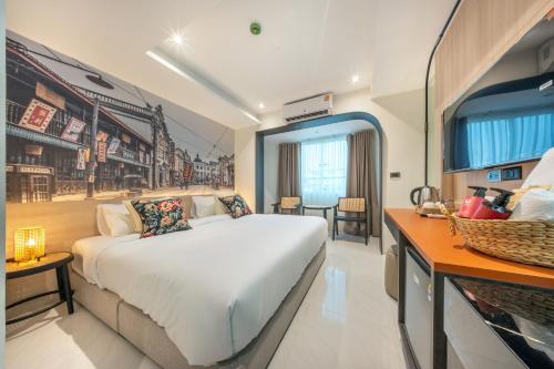 a bedroom with a large white bed in a room at U TOR Yaowarat in Bangkok