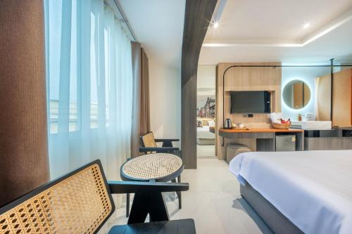 a hotel room with a bed and a kitchen at U TOR Yaowarat in Bangkok