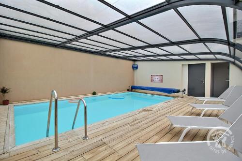 une grande piscine avec un plafond dans l'établissement Saint jacques, à Erquy