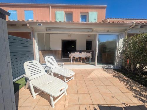 Belle villa 2 chambres, veranda, terrasse parking privatif dans résidence sécurisée avec piscine commune 800 m de la mer LRCS87