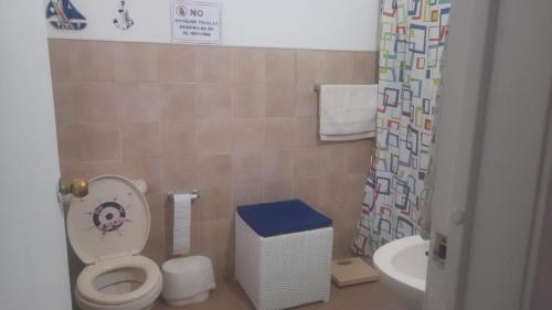 a small bathroom with a toilet and a sink at casa con piscina aeropuerto flandes in Flandes