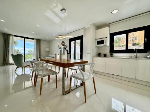 Kuchyň nebo kuchyňský kout v ubytování La Paloma Seaview Apartment