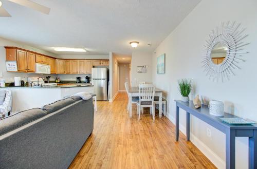 una cucina a pianta aperta e un soggiorno con tavolo e bancone di Sea Drift 200: Breezy by Carolina Beach Realty a Carolina Beach