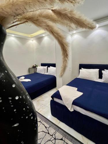 Cama o camas de una habitación en AURORA PYRAMIDS HOTELl