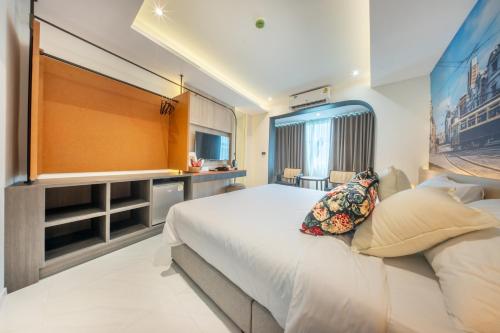 a bedroom with a large bed and a large window at U TOR Yaowarat in Bangkok