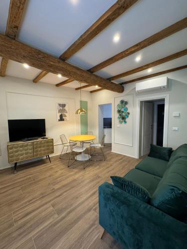 una sala de estar con un sofá y una mesa en HouSmart Emilia 15, en San Lazzaro di Savena