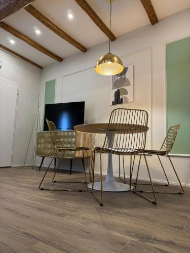 a dining room with a table and chairs at HouSmart Emilia 15 in San Lazzaro di Savena