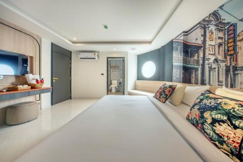a bedroom with a large bed in a room at U TOR Yaowarat in Bangkok