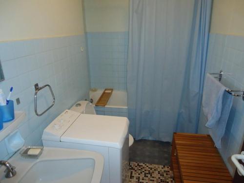 une salle de bain avec toilettes, lavabo et baignoire dans l'établissement Bel appartement 2 pièces proche plages et commerces, à Cavalaire-sur-Mer