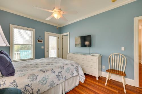 Walk to Beach Oak Island Retreat with 210-Yard Dock في أوك آيلاند: غرفة نوم بسرير وتلفزيون وكرسي