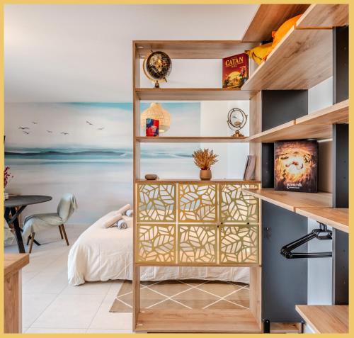 une chambre avec un lit et une étagère dans l'établissement L'Ecrin du Léman I Thonon-les-Bains, à Thonon-les-Bains