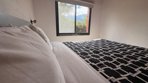 a bedroom with a bed and a window at Luz del Rincón in Merlo