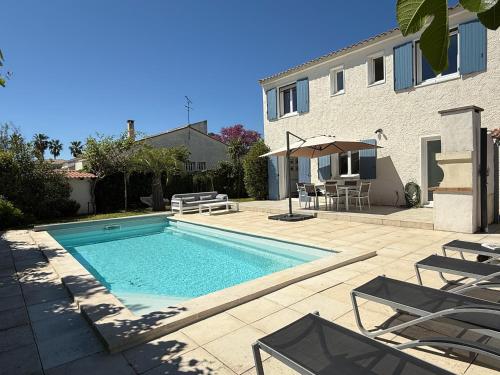une piscine devant une maison dans l'établissement Villa Salvador 4 Chambres Piscine, à Mauguio